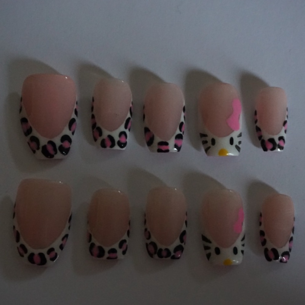 Hello Kitty & Leopard Print Press-On Nails